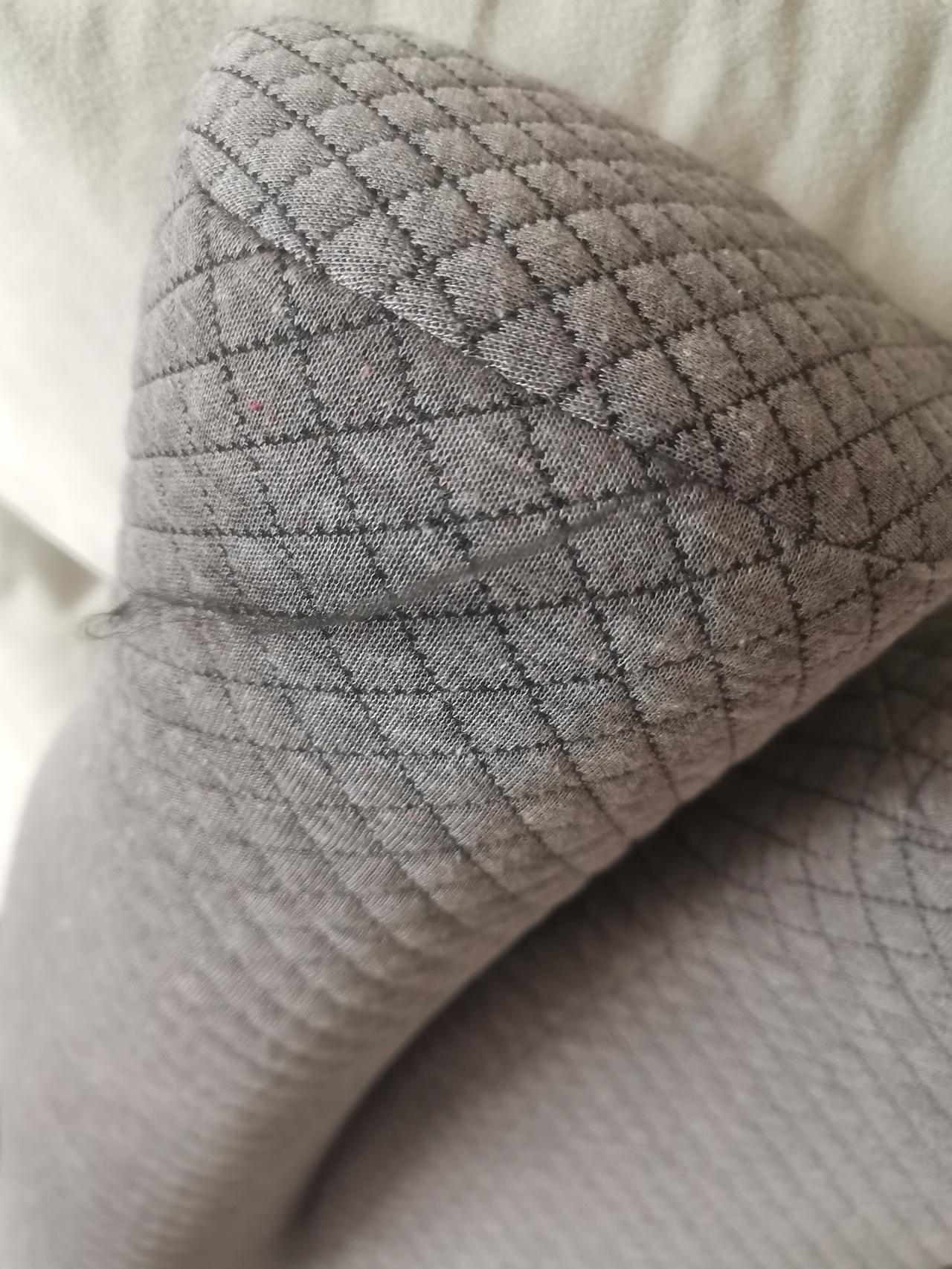 最近颈椎病愈发严重，媳妇花了近四百元给我买了个枕头，没想到这质量实在太差！

近