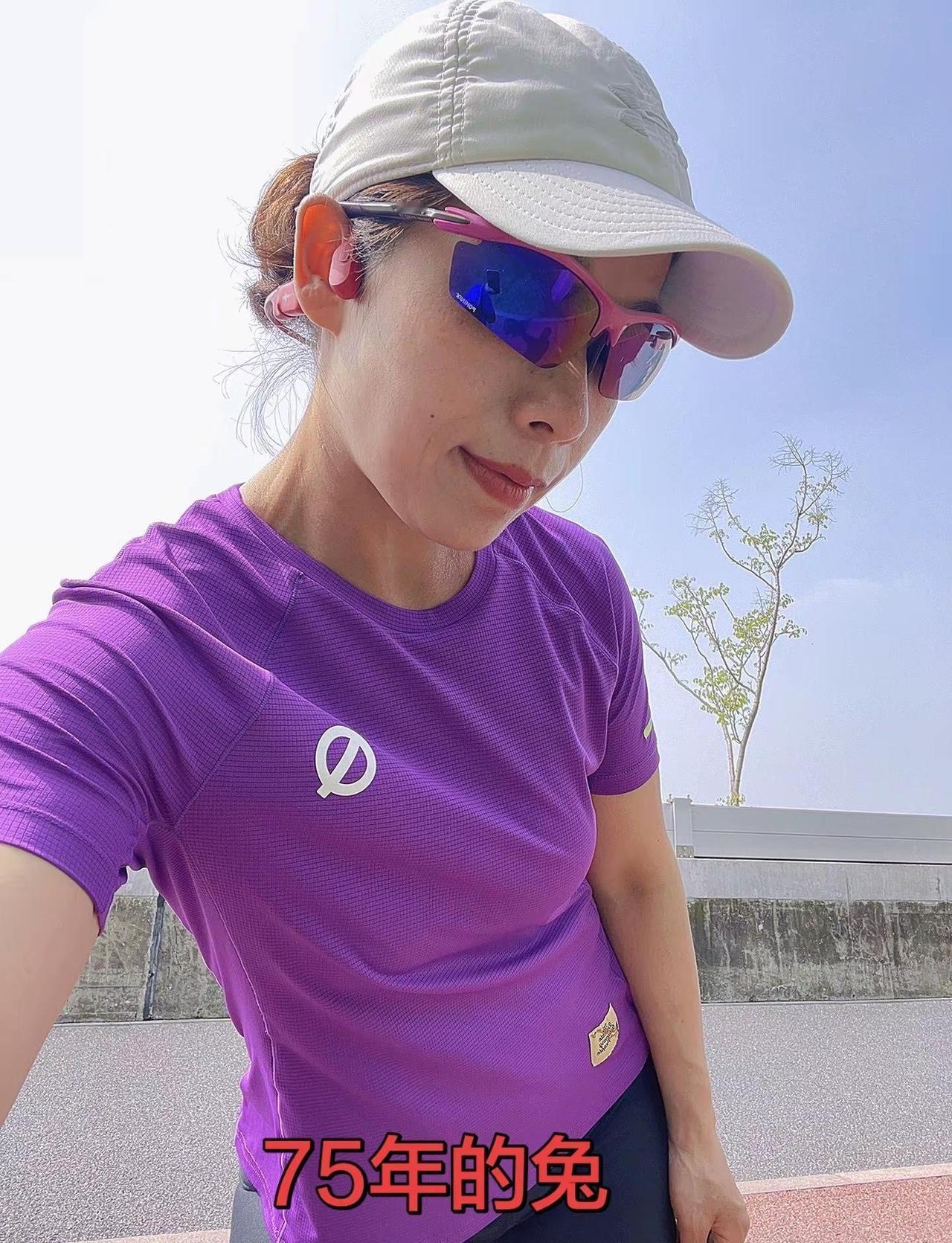 曾经那个心比天高的女孩          现在已经被生活磨平了棱角，却磨不掉骨子