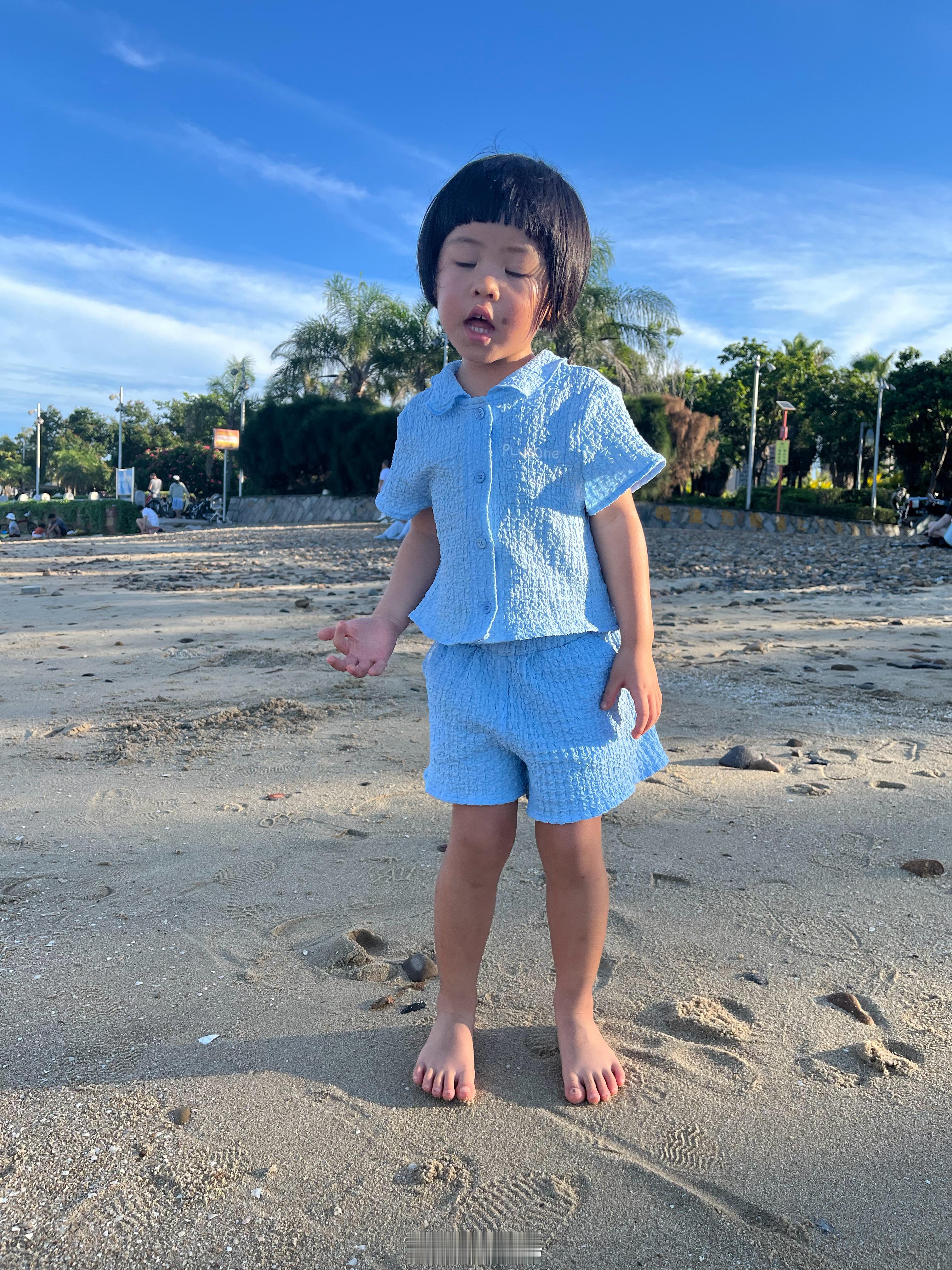 其实球宝夏天的衣服很多，甚至有些衣服都没穿过。但是不知道为什么，一出门永远就是那