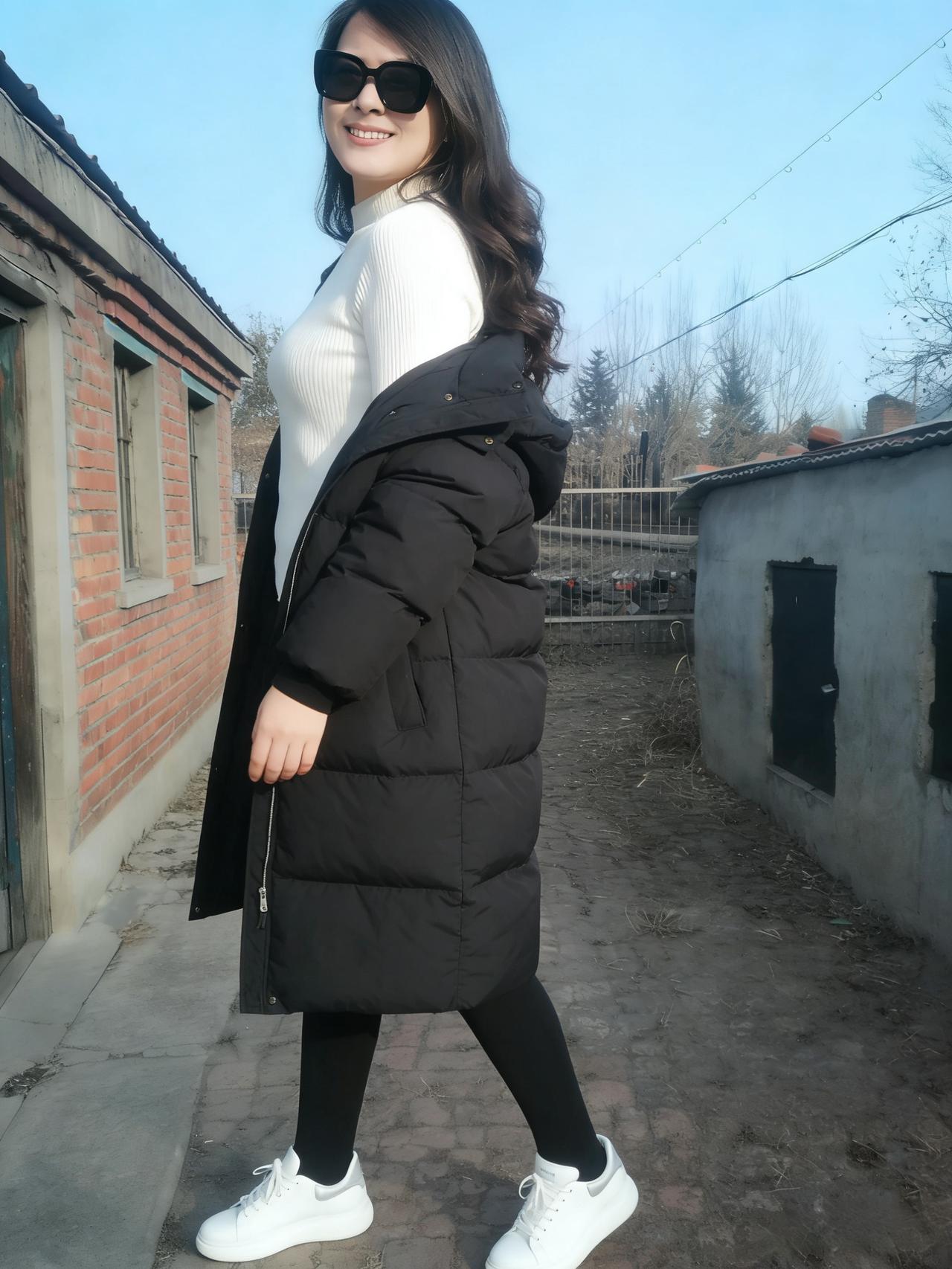 晴光铺巷陌，玄袄踏风尘。
墨镜遮娇面，白衫裹素身。
墙残凝岁月，路僻远嚣尘。
独