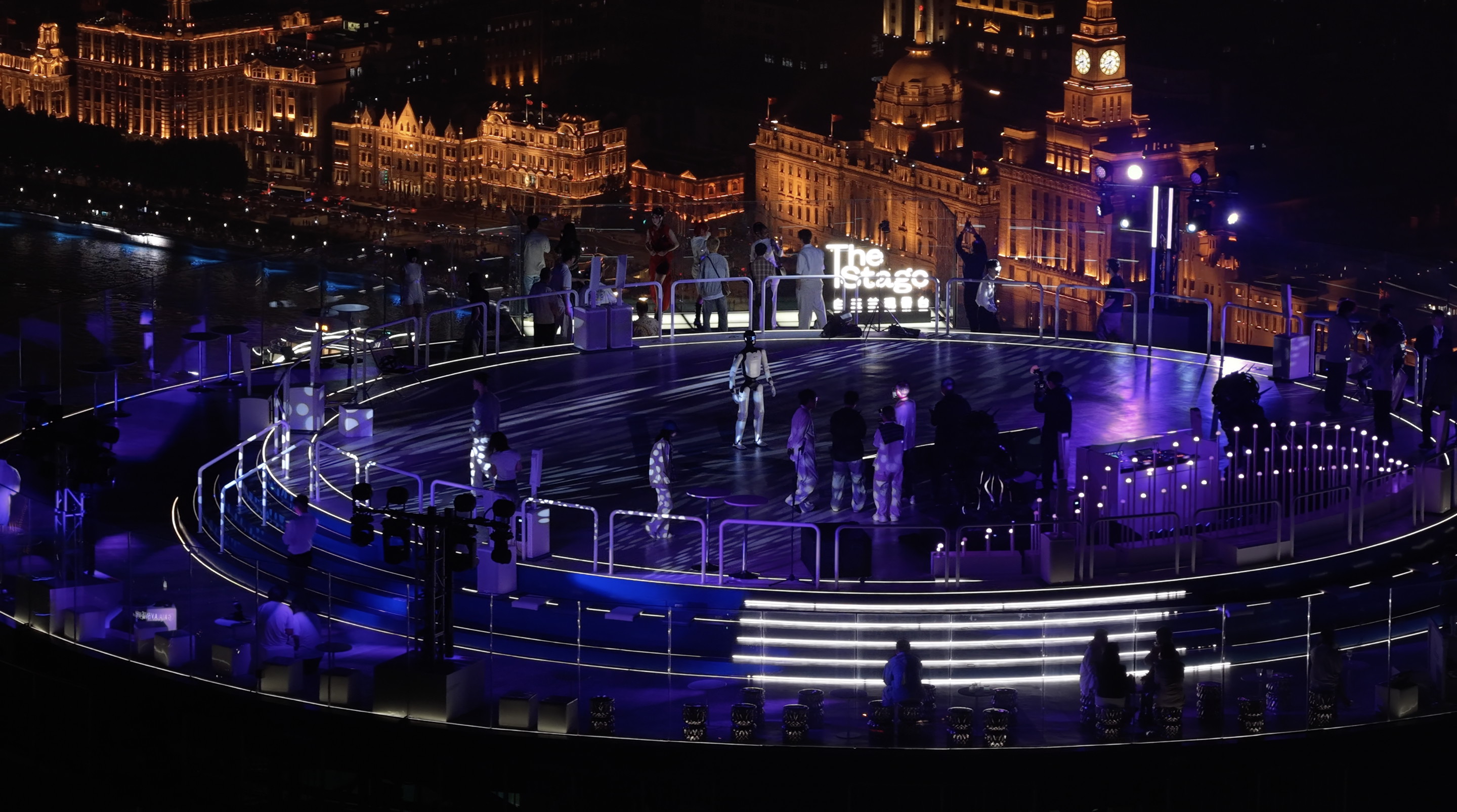 The Stage上海白玉兰观景台近日迎来开幕一周年纪念，以一场名为“赛博惊梦”