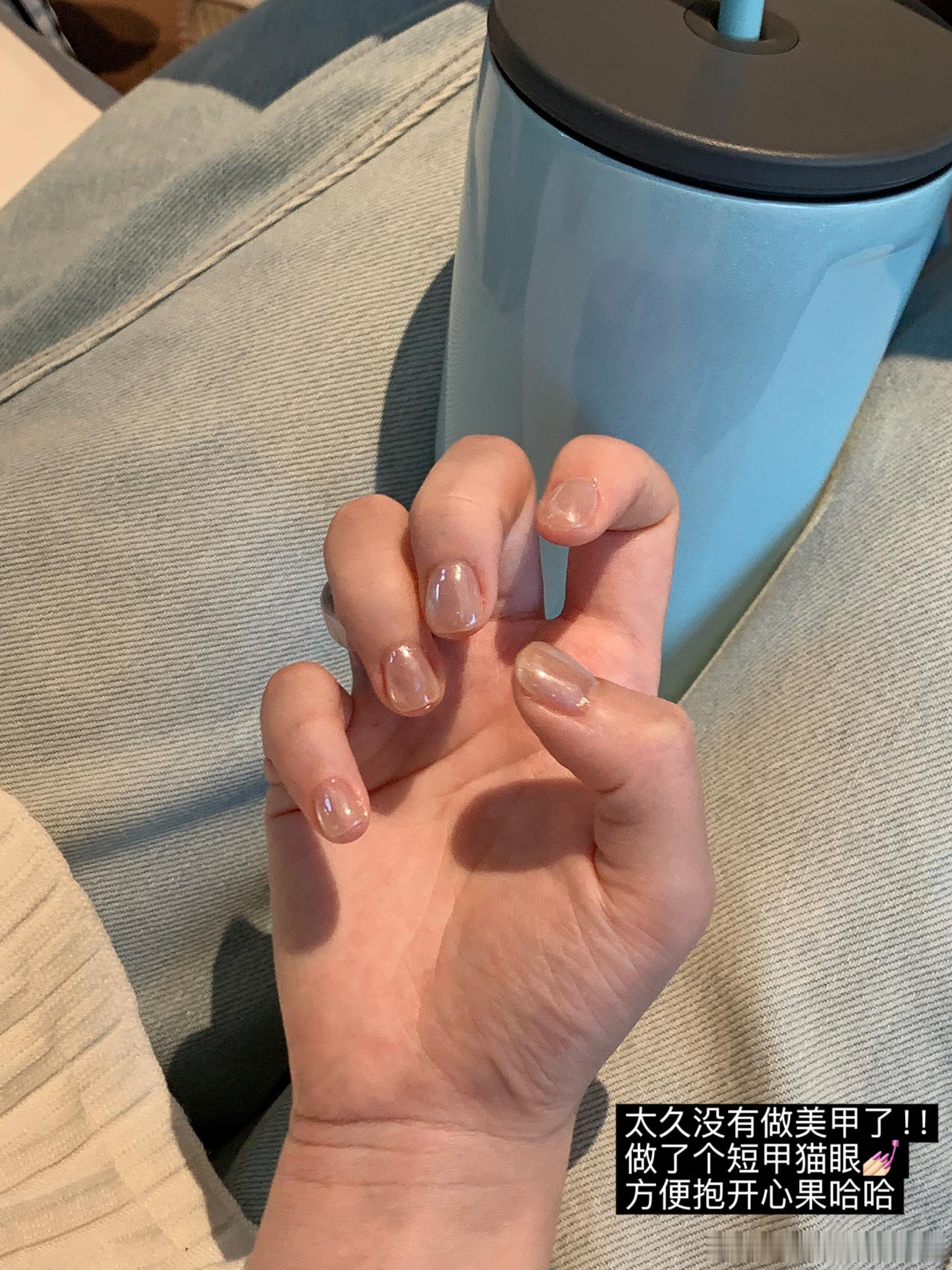 选完图做了心心念的美甲手忙到停不下来哈哈开心果：我看看妈妈又在干嘛呀