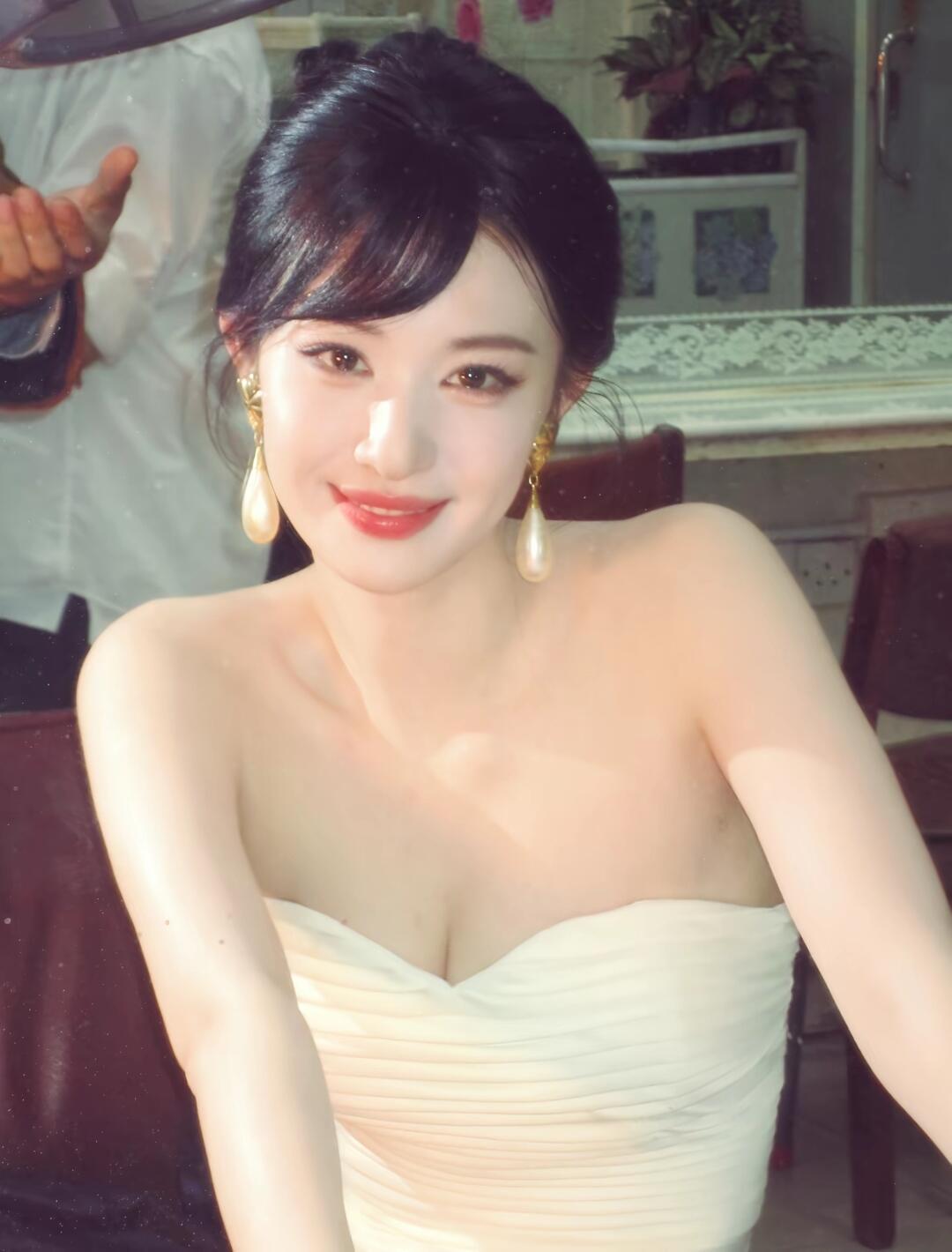 王楚然
镜与岸
 
其一
 
后台的灯，把影子压成薄瓷。
镜中又生出一个自己，