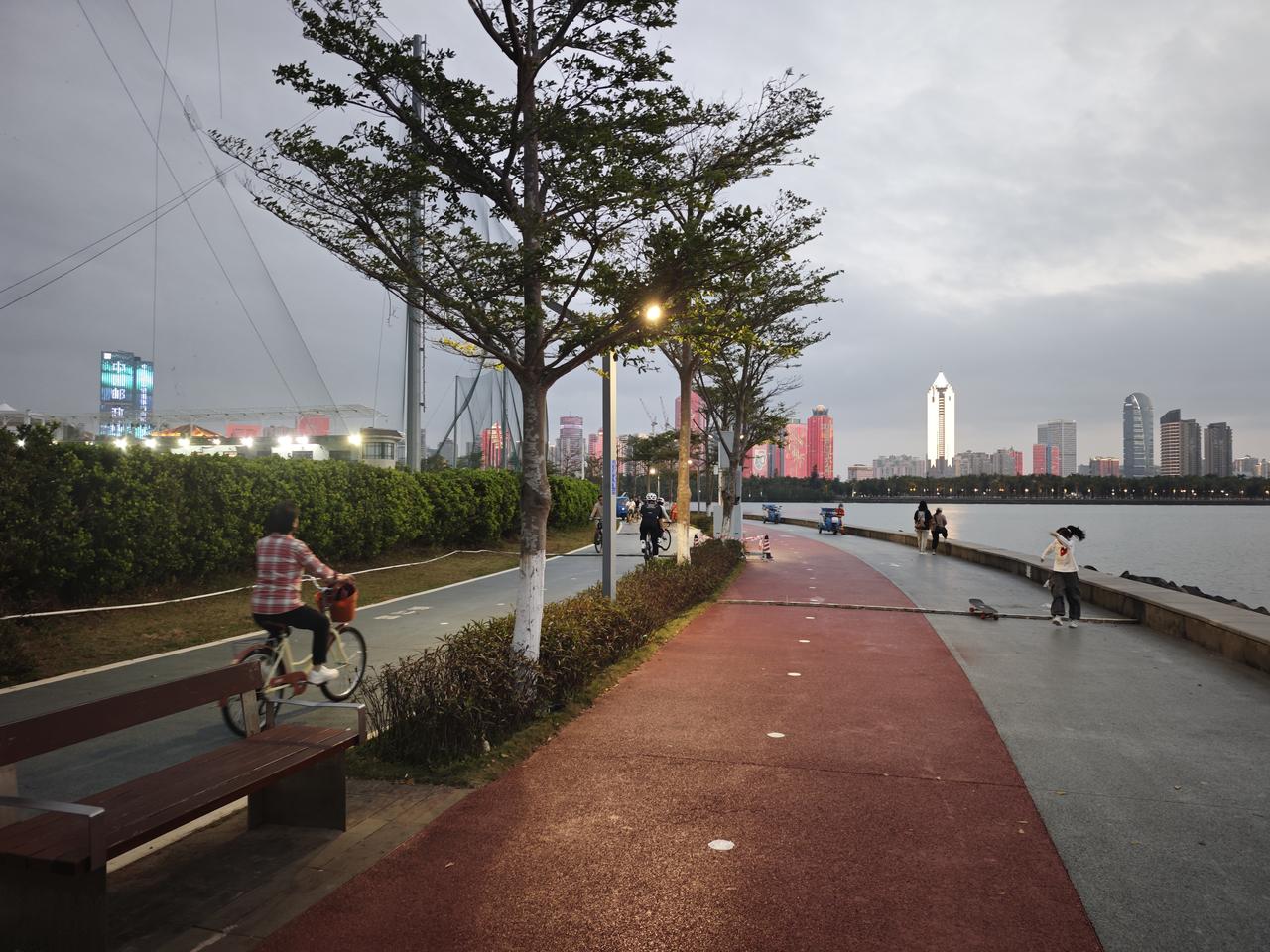 城市河畔骑行，感受都市与自然的和谐共存。运动起来今日运动打卡 爱运动 骑行