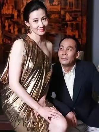 当年，张光北和陈炜筹备婚礼，到西单商场买项链，刚好老板是同学李成儒，张光北发现钱