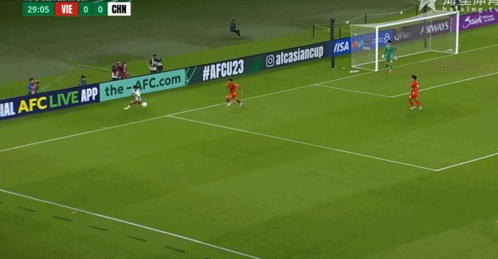U23亚洲杯 这怎么最后就往里传中了…… U23国足vs越南