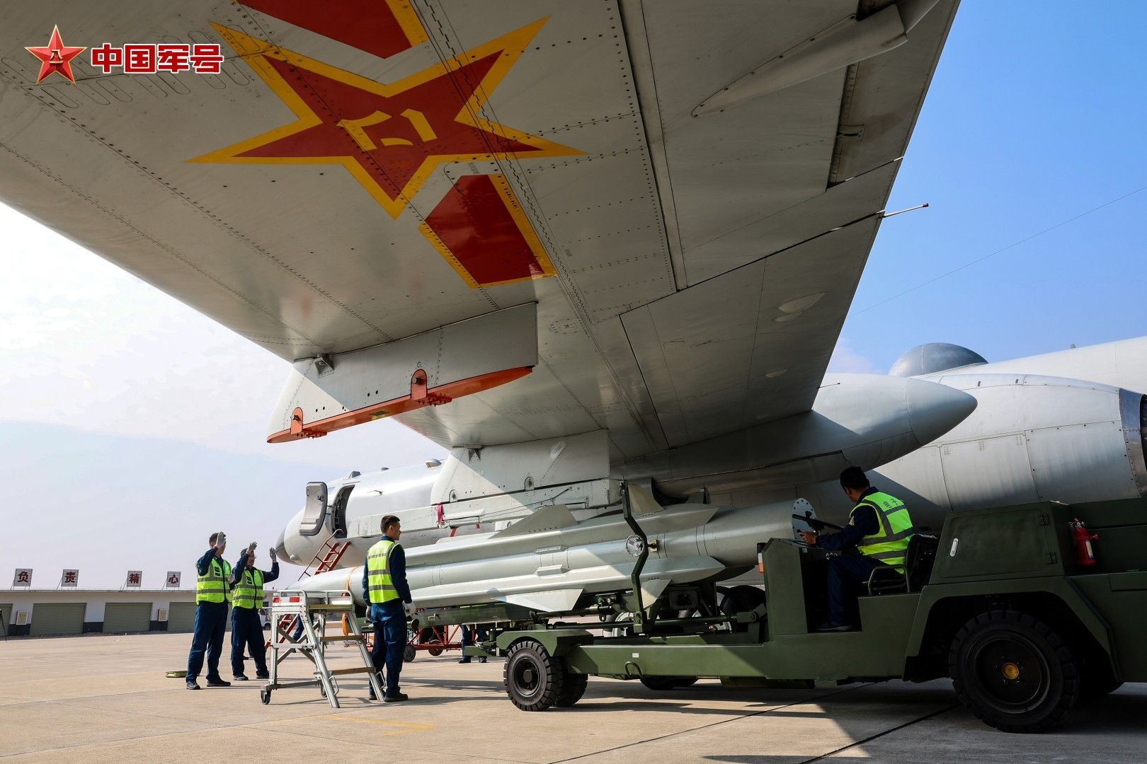 近日，南部战区空军航空兵某部开展岗位练兵比武竞赛。 