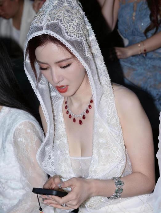 这位穿的跟观音菩萨似的女人你认识吗？
她叫张萌，好久不出来演戏了
张萌演戏的时候