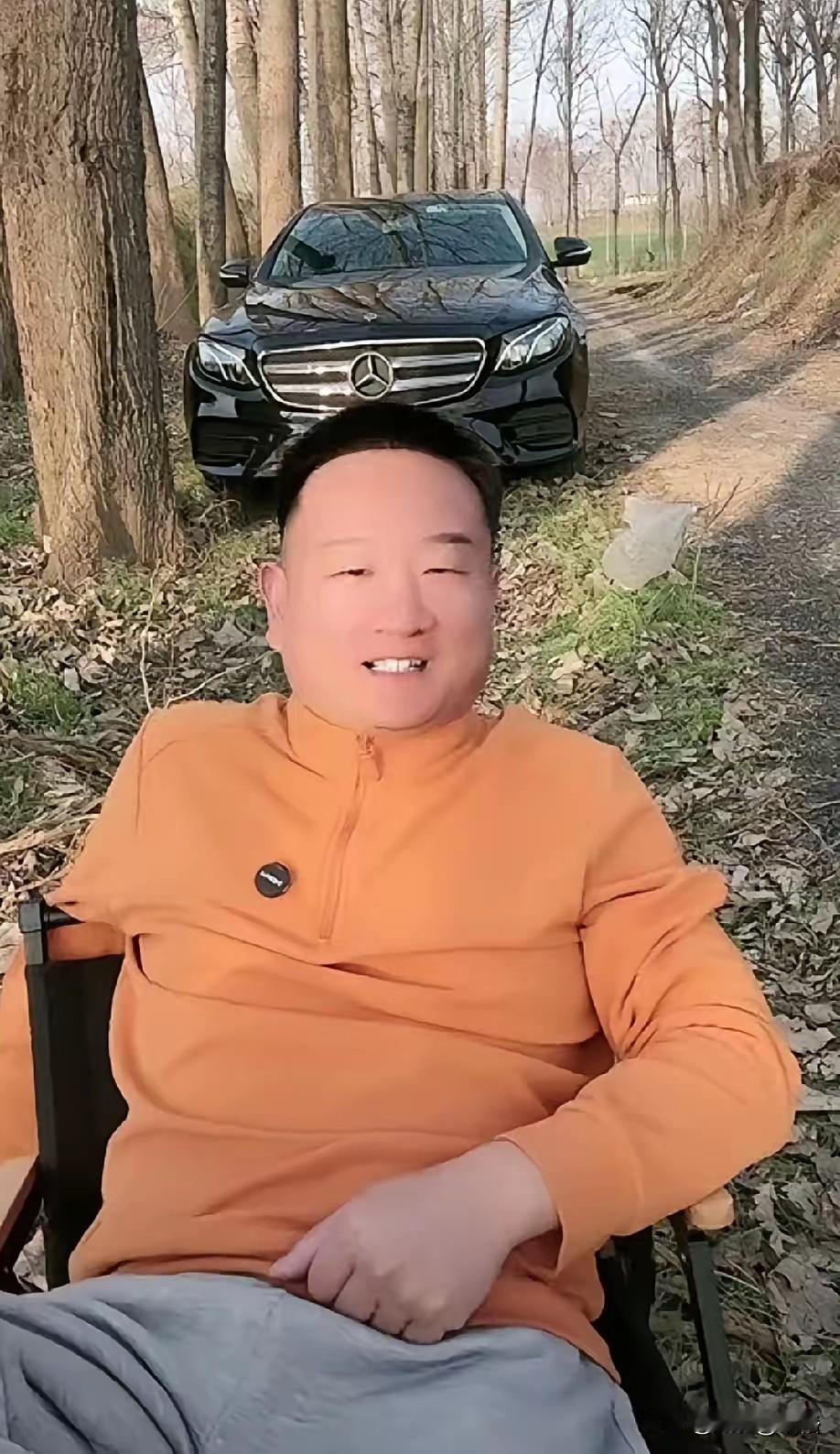 河南网红小阿giao在直播时，有观众询问他除了直播之外，是否还从事其他能赚钱的副