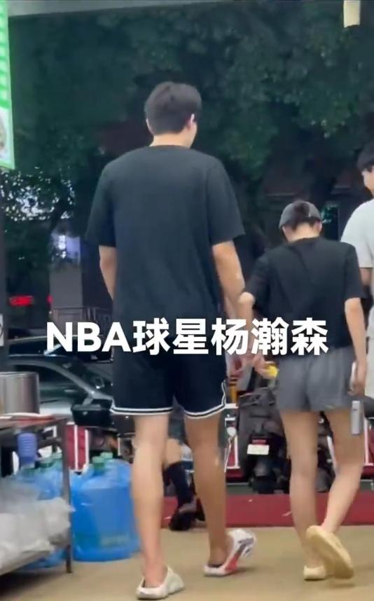 杨瀚森是谁？

他带女朋友吃饭，在广州就上热搜了

原来是个NBA选秀中首轮第1