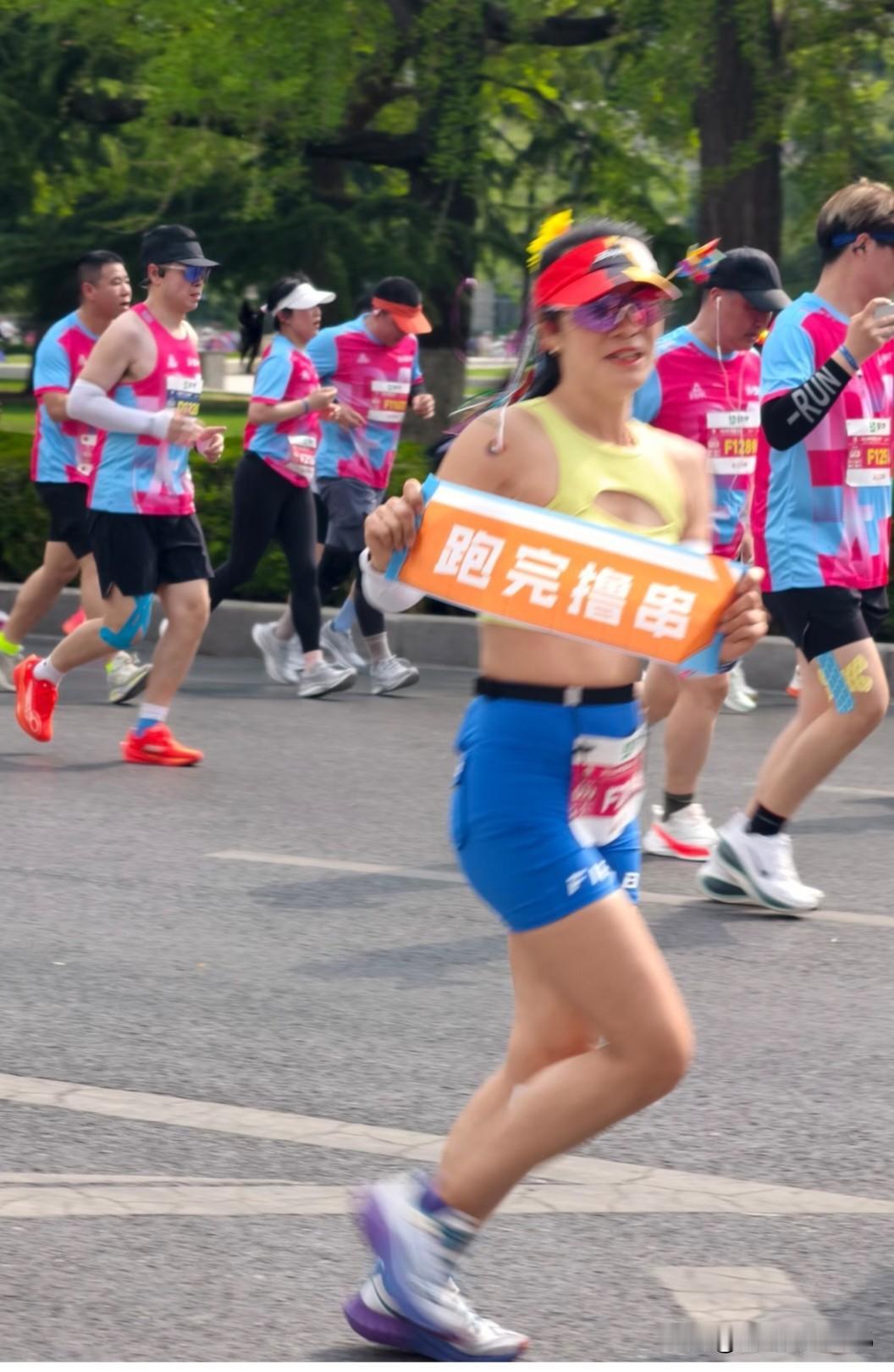 热情大连，激情无限。
马拉松赛，精彩绝伦。
分享一组精彩赛程图片，运动员手中的标