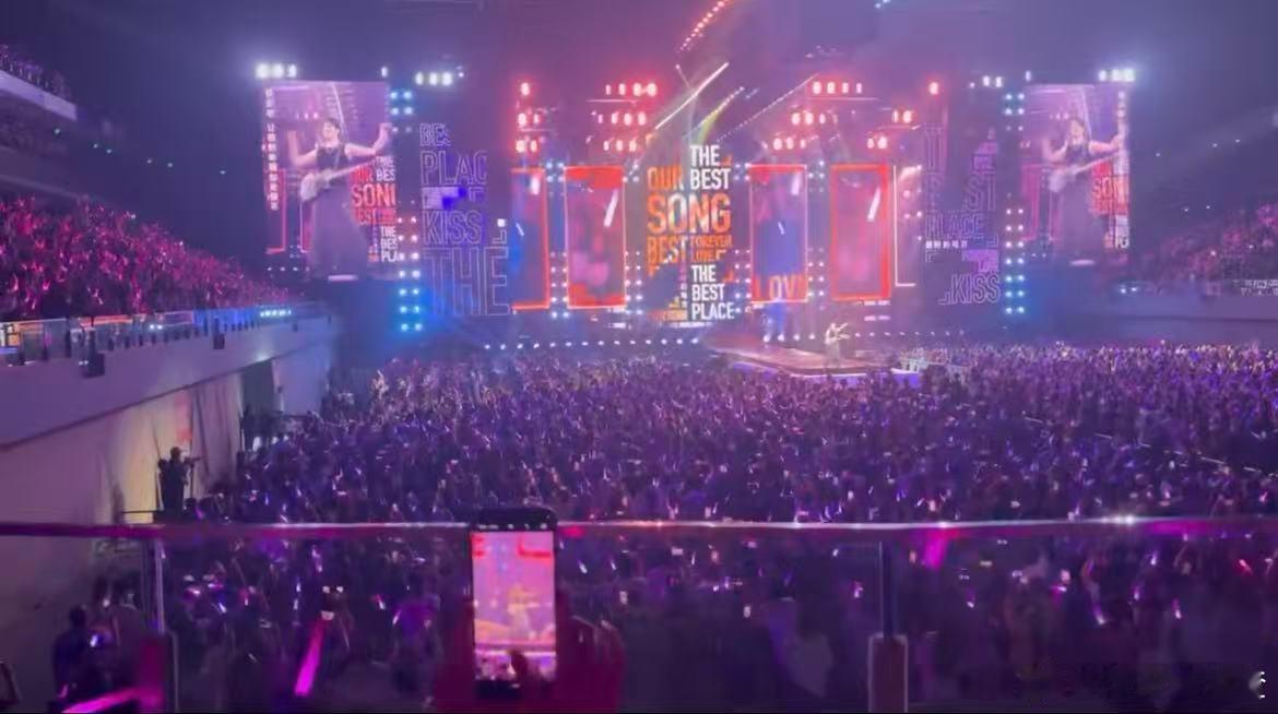 王力宏是来给浙江供暖的吗 王力宏在浙江的演唱会，是一场温暖与激情交织的盛宴。他站