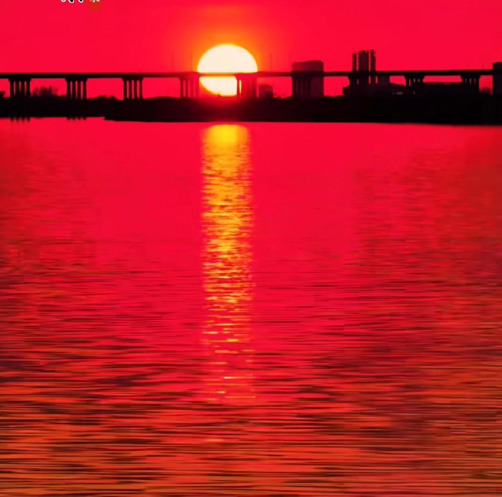 四月末，愿美好与你相伴
 
四月末的风温柔拂面，日子顺遂，万事胜意✨ 愿三餐四季