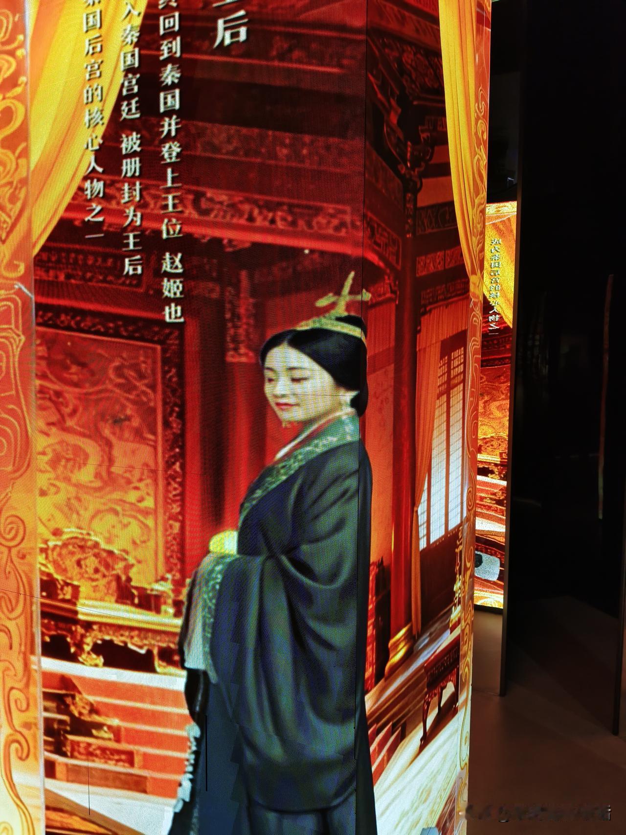 这是一位穿着古装的人站在红墙前。红墙美人照 红墙汉服照