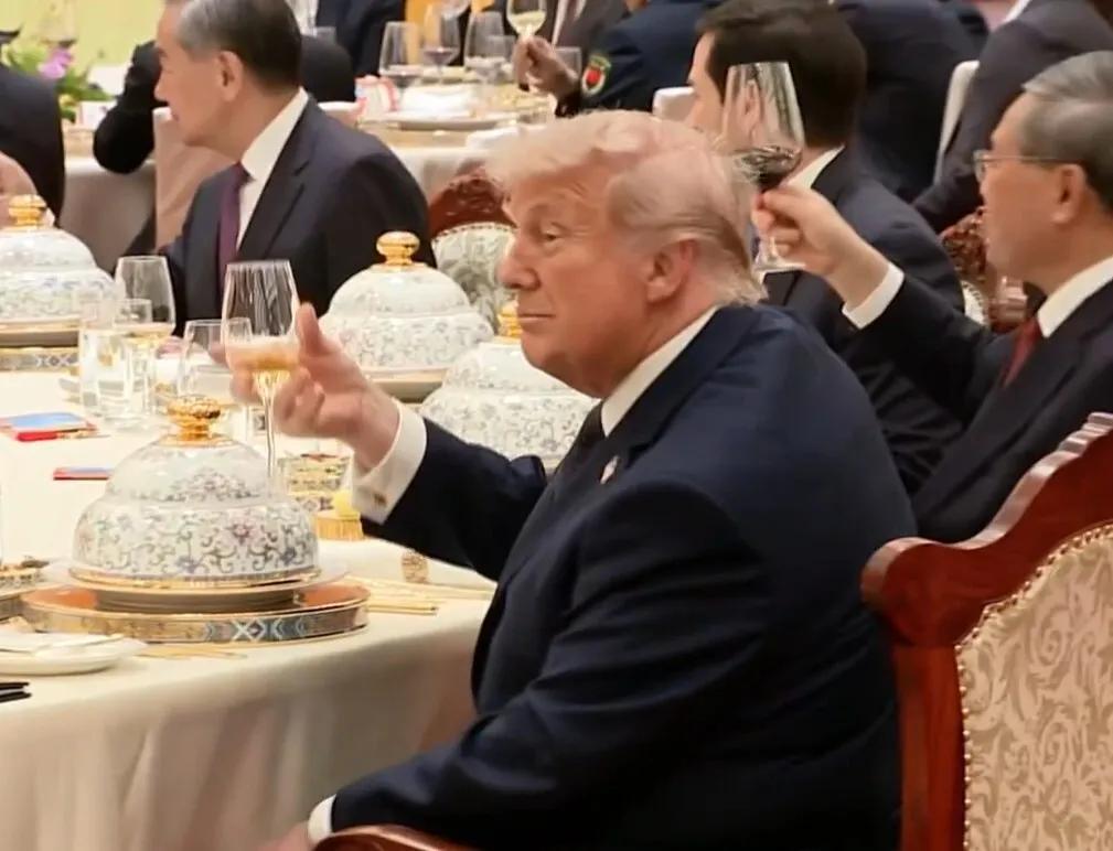 来自宴会现场的照片显示，目前尚不清楚美国总统在宴会上尊贵的座位上喝了什么。