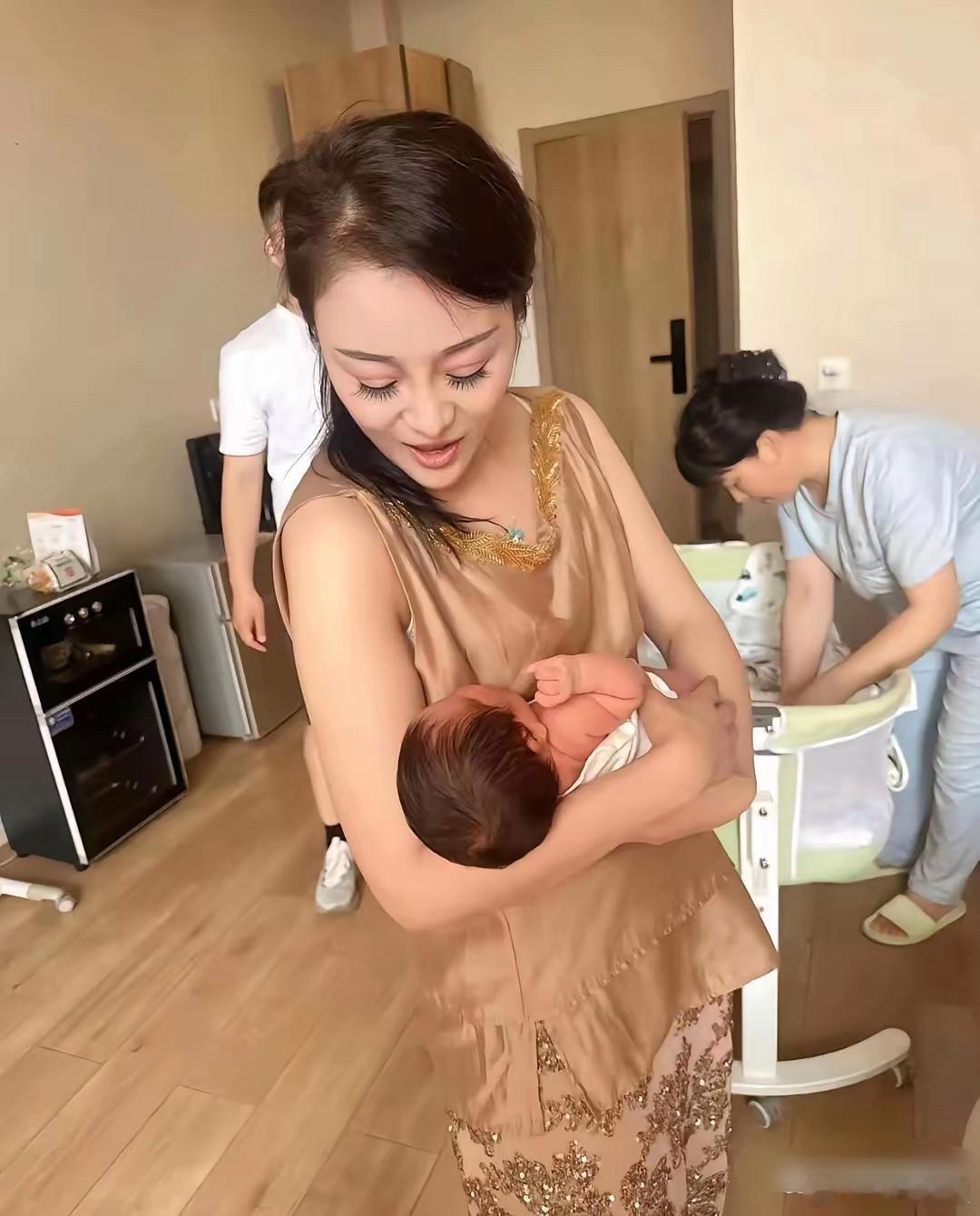 38岁就当奶奶了，这就是结婚早的好处 