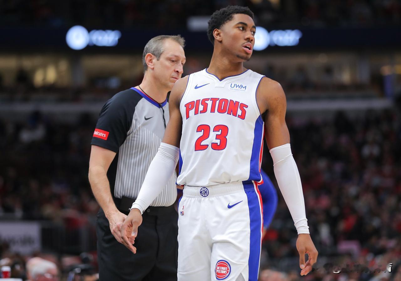 艾维复出！活塞新赛季首次全员出战，豪取12连胜！
今天活塞对阵雄鹿的比赛中，上赛