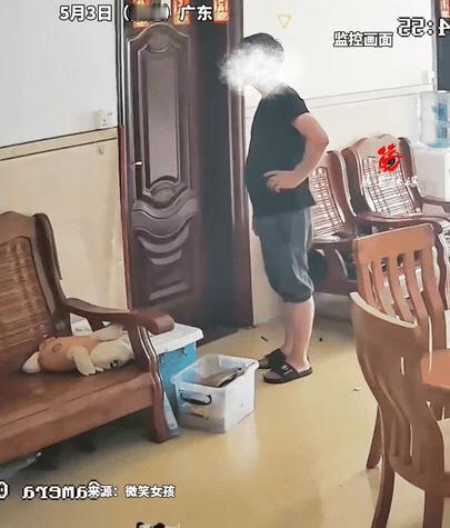忍无可忍无须再忍！广东少女任性反锁房门，父亲一怒直接拆门！
 
事发当天，一件日