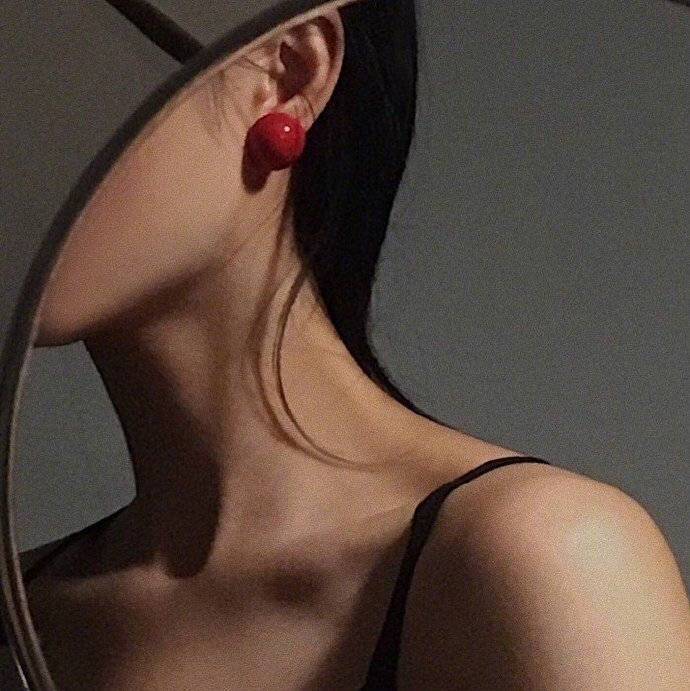 认真的生活，温柔的去爱，慢慢的与这个世界和谐相处，在自己的世界里闪闪发光。