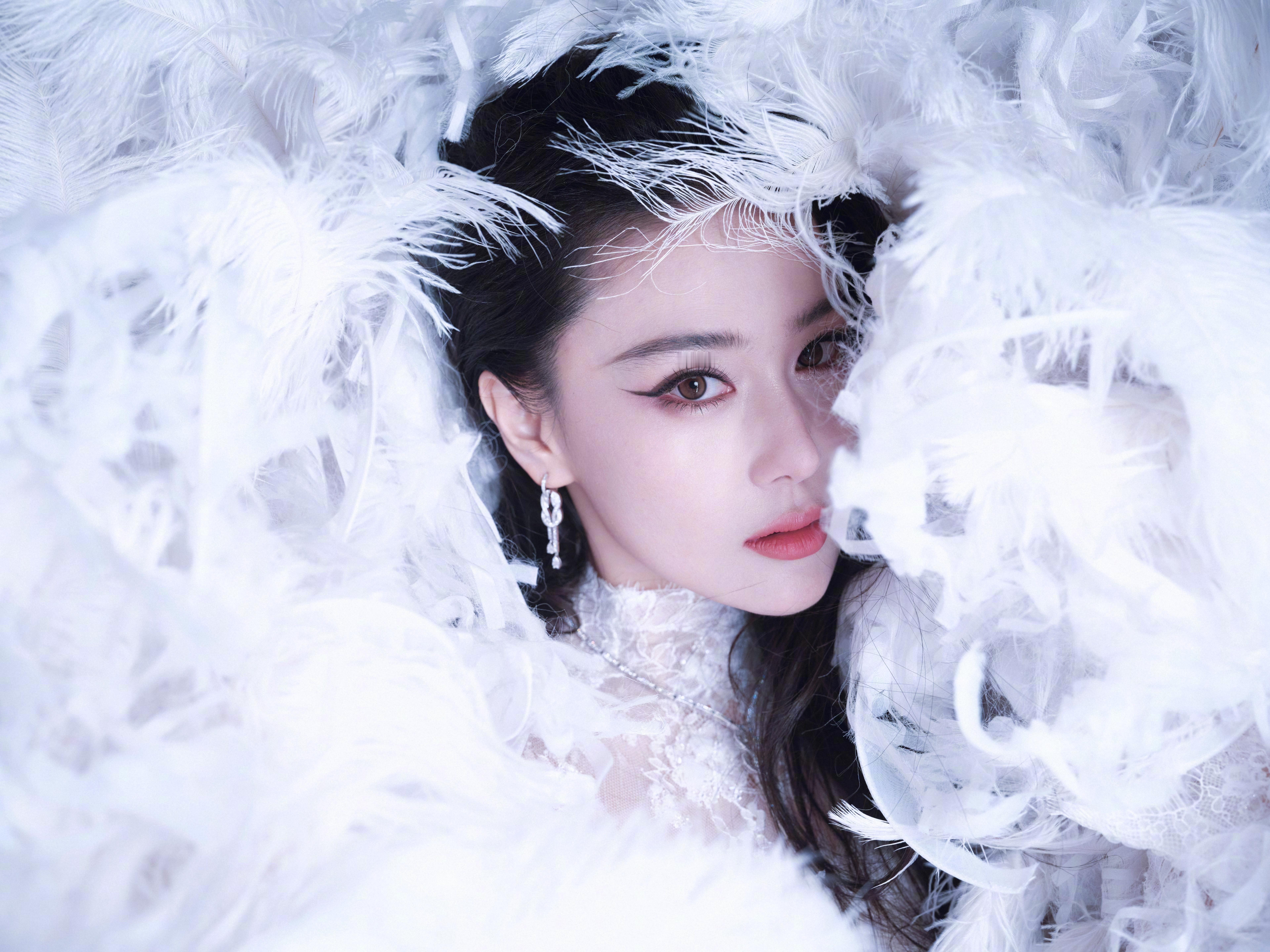 张馨予 于纯白羽浪中翩然伫立，蕾丝曳地如月光织就的梦。张馨予化妆师火了 ​​​