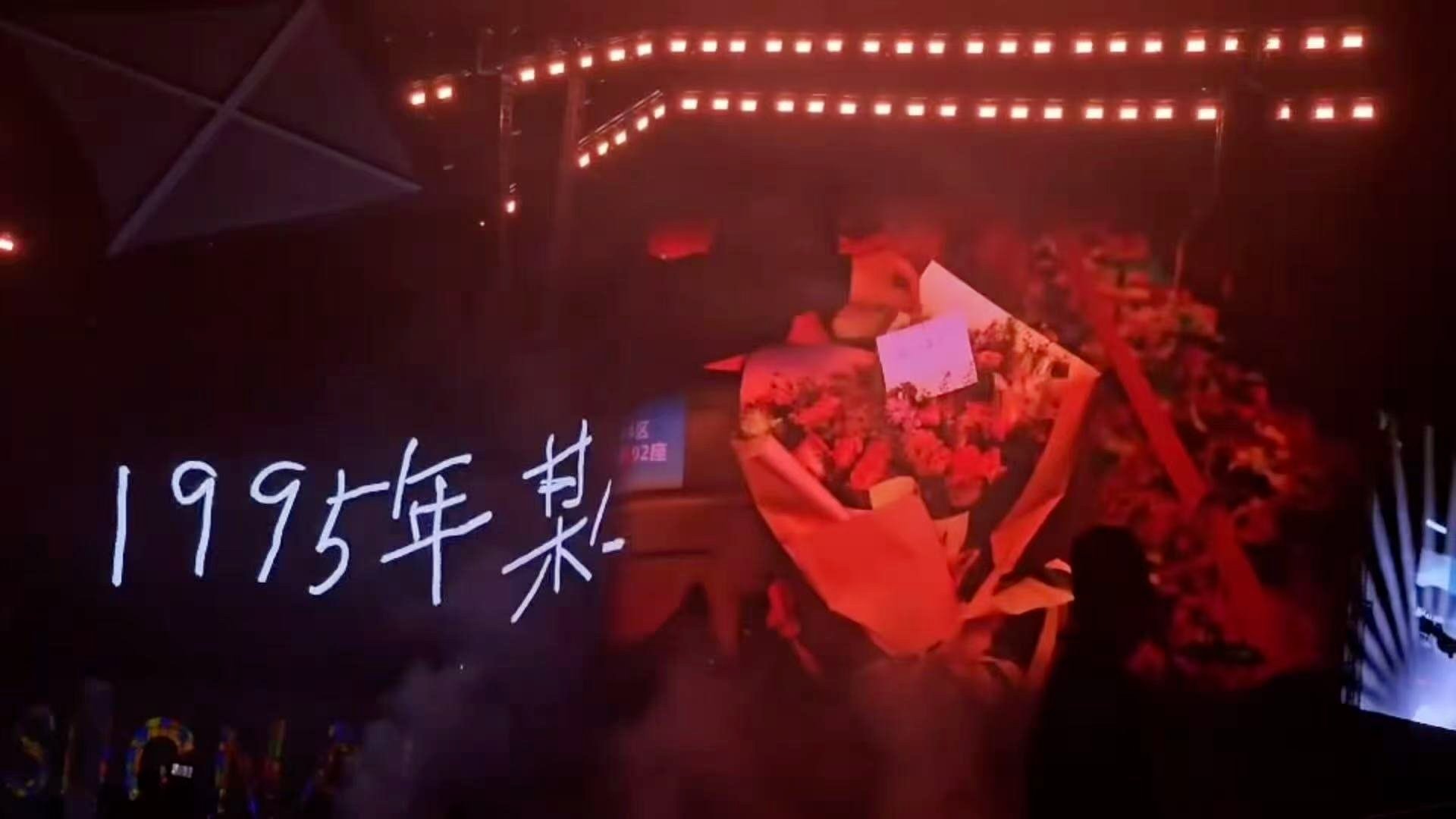 赵雷1排1座留给母亲直接被狠狠戳中泪点😭赵雷在鸟巢特意留下一排一座给妈妈，伴着