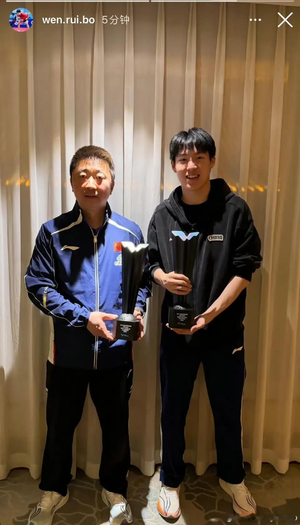 温瑞博太原挑战赛获得，男双冠军，单打冠军后和教练徐辉指导合影，徐辉指导是王曼昱巴