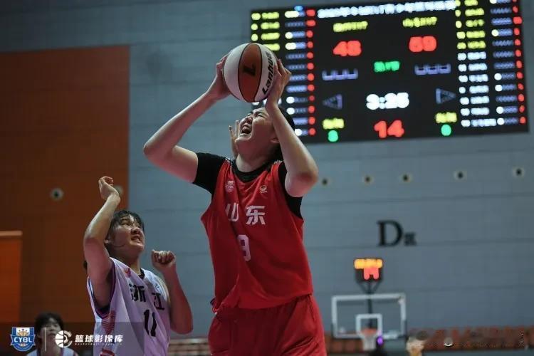北京时间11月25日下午，三大球青少年运动会女篮1/4决赛继续进行。在山东U18