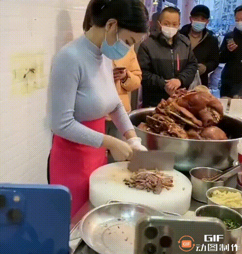 一群忠实的顾客，这家店顾客的粘性真的强，对面这几位大叔今天第三趟来买肉了，想必味