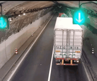 隧道了货车压实线变道后后面的小车高速驶来，撞上货车侧面车厢后夹在隧道壁与货车间侧