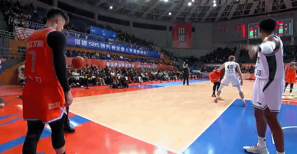 汉兹底线被砸屁股，杨阿力拍打上篮成功，外援也这样外行吗？

同曦这小外援很笨，这