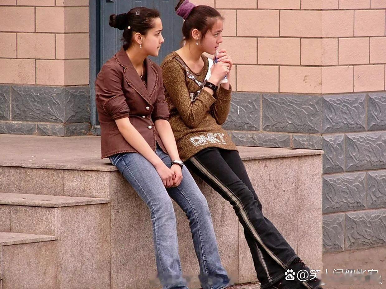2007年，15岁的迪丽热巴在新疆街头留下身影，那时的她青涩感十足，身体尚未完全