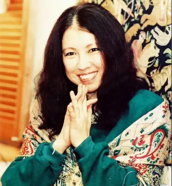 1990年，47岁的三毛要离开乌鲁木齐的时候，死死抱住年近80的王洛宾，哭着说：