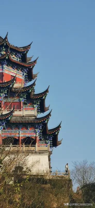 杜甫
《登高》(晚年经典)
万里悲秋常作客，
百年多病独登台。
艰难苦恨繁霜鬓，