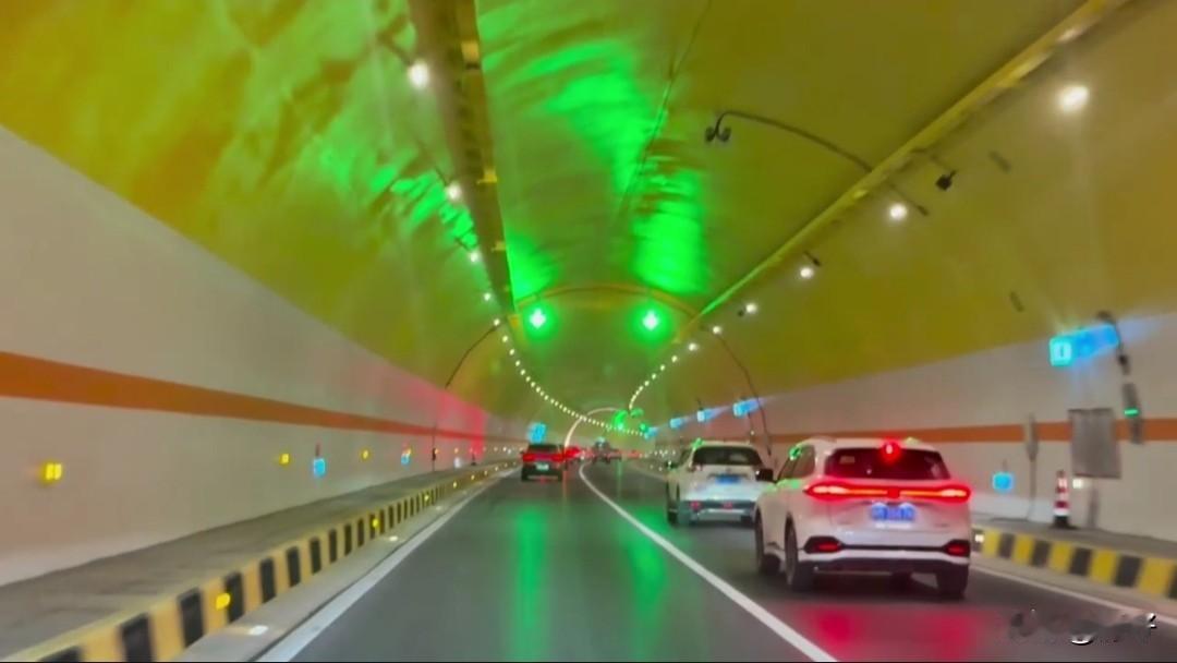 15秒让你了解：世界最长高速隧道有多牛。
7小时变3.5小时！天山胜利隧道通车，