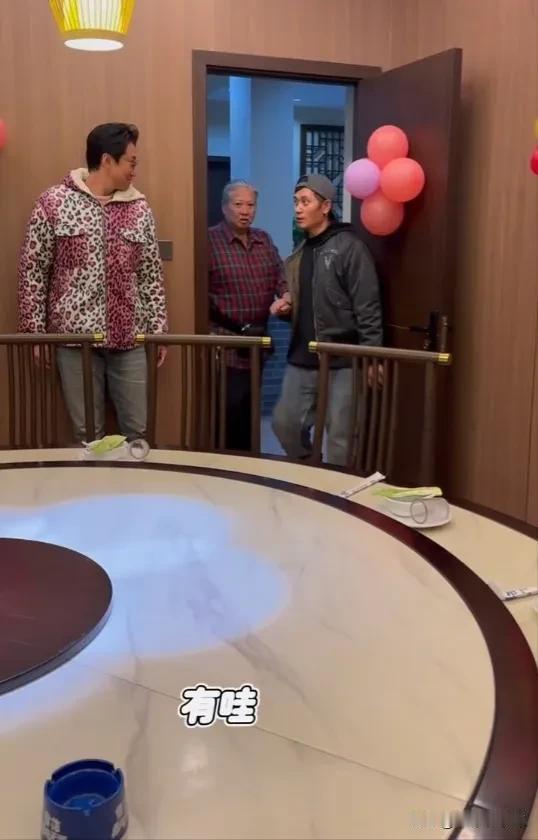 72岁洪金宝在浙江过寿！获搀扶进包间，儿子洪天明送惊喜妻子陪伴左右。#老龄明星#