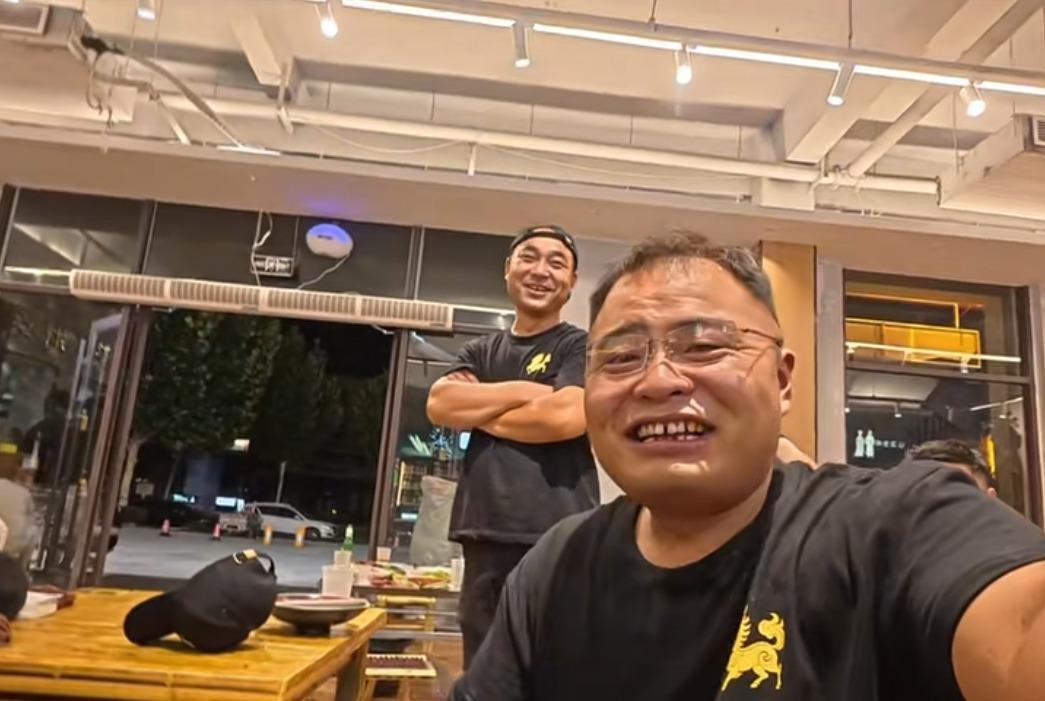山东网红豆二两和媳妇潘茹，新烧烤店“麒麟合川”第一天营业就翻车了！ 接了七八十桌