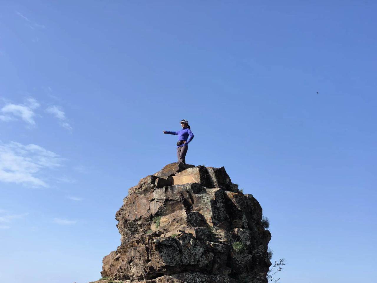 2025年，带着北京两位客人到了科古琴山雪线边了，各种野花争奇斗艳，草原翠绿，无