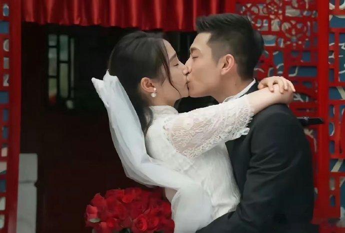 曾经关晓彤演戏坚守不吻、不脱、不露的原则，这些年综艺不断但接戏却似乎没那么多，而