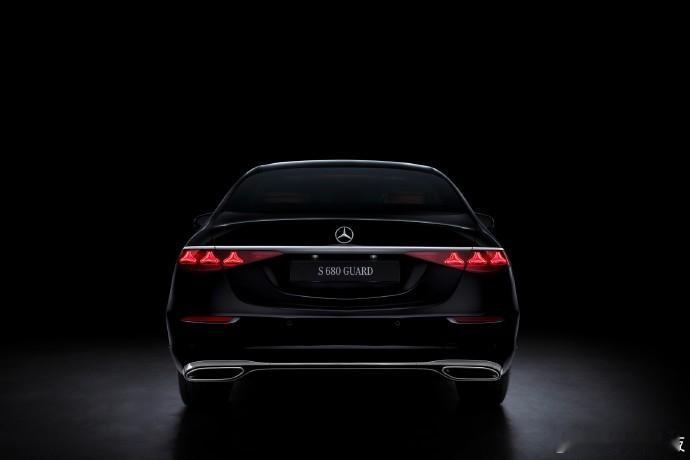 新奔驰S级防弹版亮相豪华与安全的终极合体！新奔驰 S 级防弹版正式亮相，代号 S