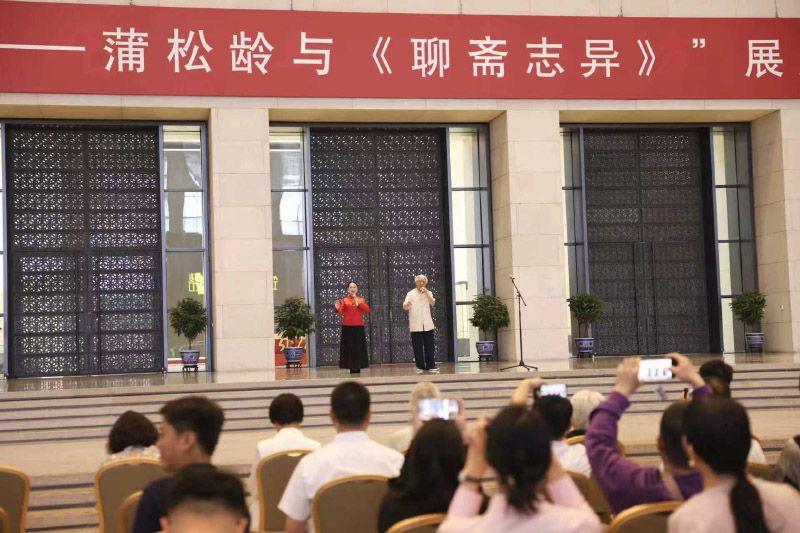 【蒲松龄手稿真迹在国博展出】
5月28日，“心游万仞——蒲松龄与《聊斋志异》”展