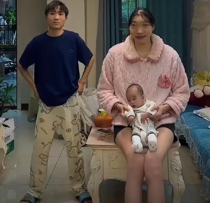 网红小玥，身高2米多，26岁，就离世了。身上带着疾病。

网友留言说，人的心脏都