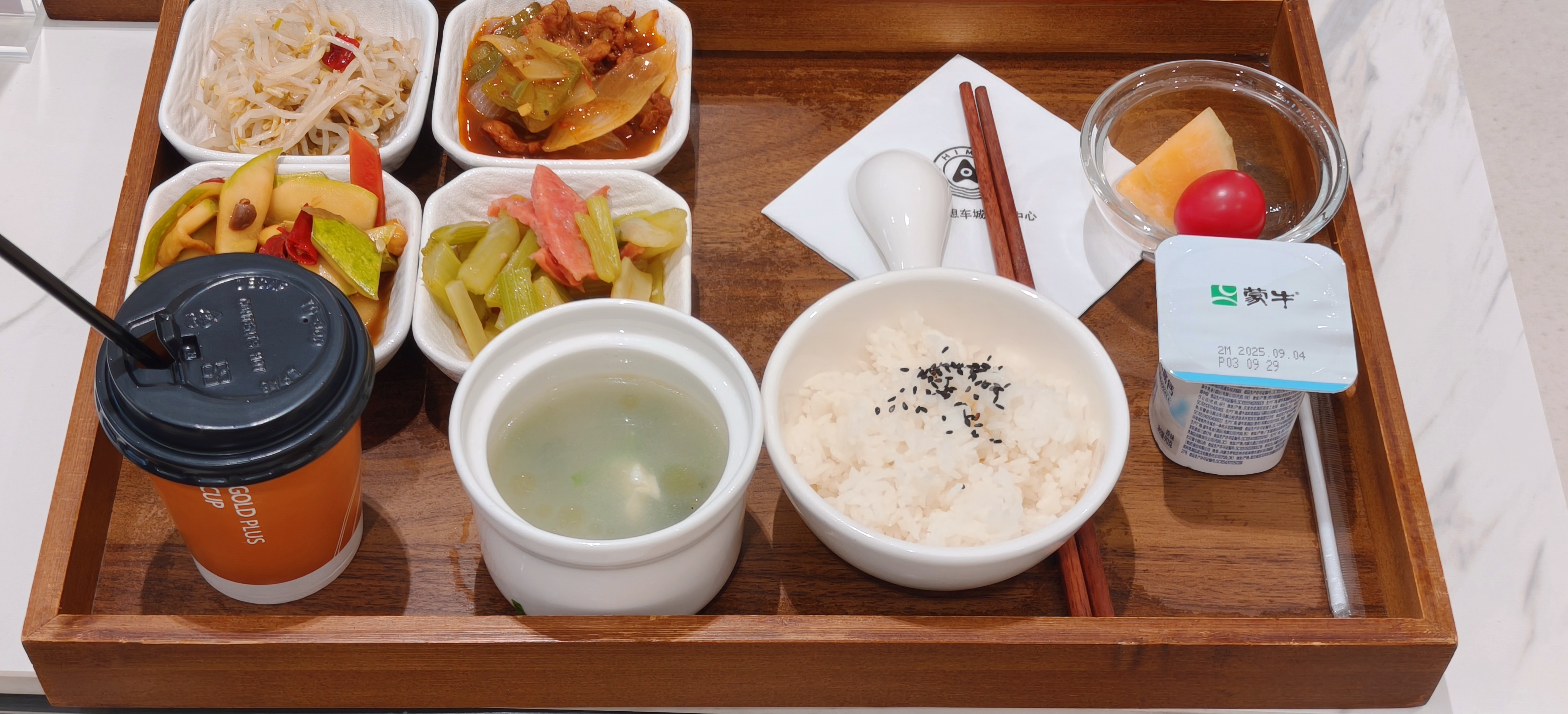 来鸿蒙大酒店看看，可以免费吃喝，不够可以续，听说充电以后可能会收费，侧面也能反映