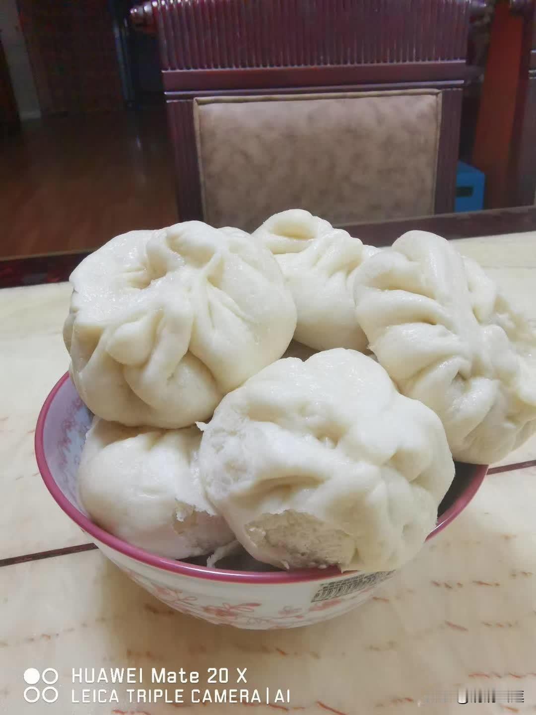 今天把家里放几年的酵母粉、面粉都丢垃圾箱了！

我家在疫情期间不得已自己做馒头、