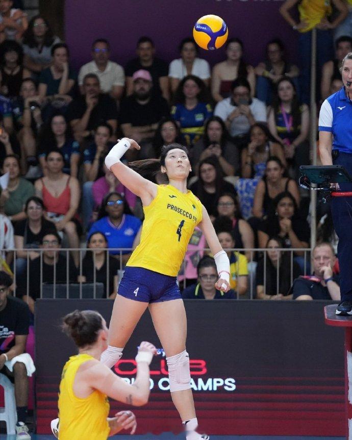 朱婷世俱杯14分朱婷定海神针 女排世俱赛B组小组赛，科内利亚诺3-0巴西海滩，取