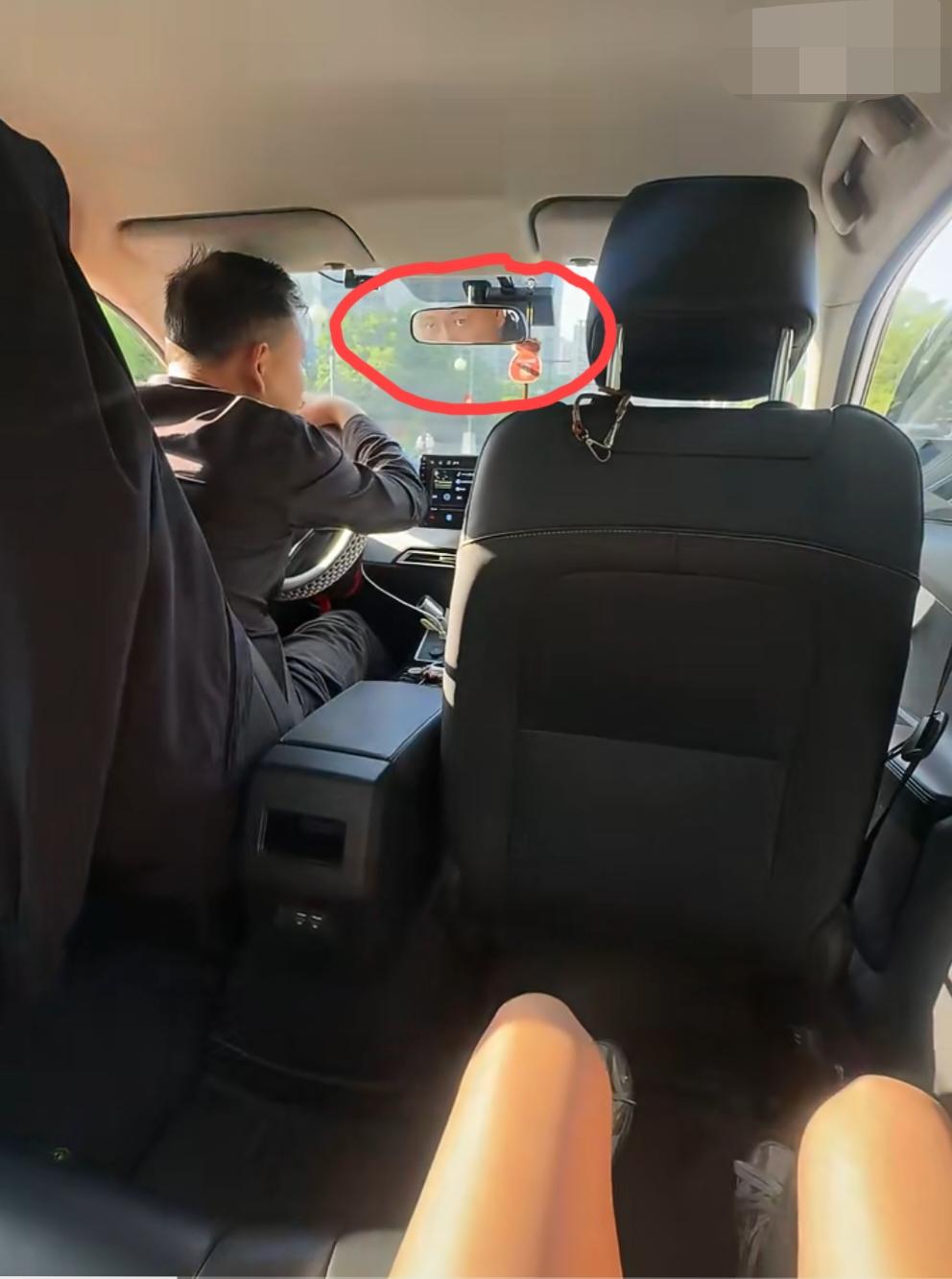 5月8日，陕西。一名女子发视频称，自己打车途中，遭遇男凝。网约车司机每逢路口等待
