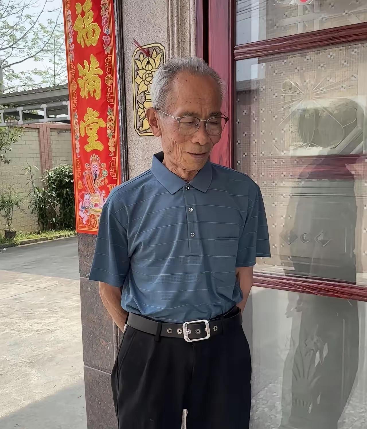 真是佩服我公公！公公今年70，老教师退休十年，早该安享晚年了。哪知道他一年四季，