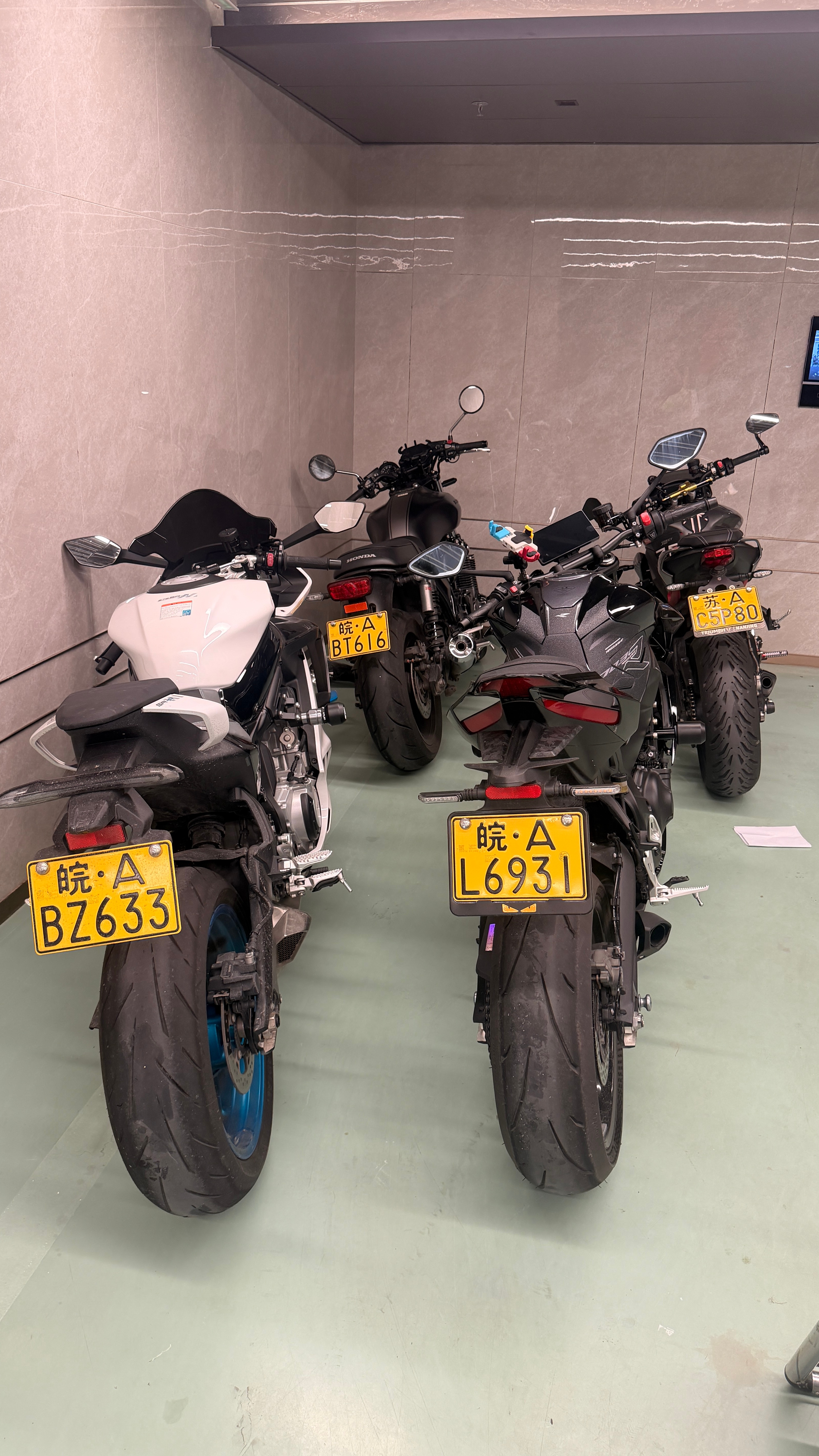 团队的同事们都爱上了摩托车🏍️他们劝我也买也骑车，我真不行……我以前骑电瓶车经