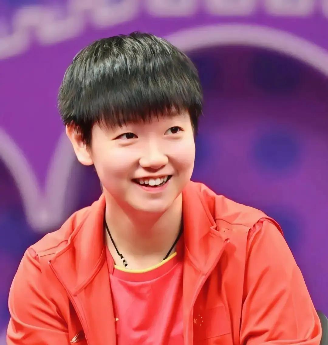 1月官宣！孙颖莎拿下理肤泉全球代言
 
签约现场她刚下训练场，头发还湿着。品牌直