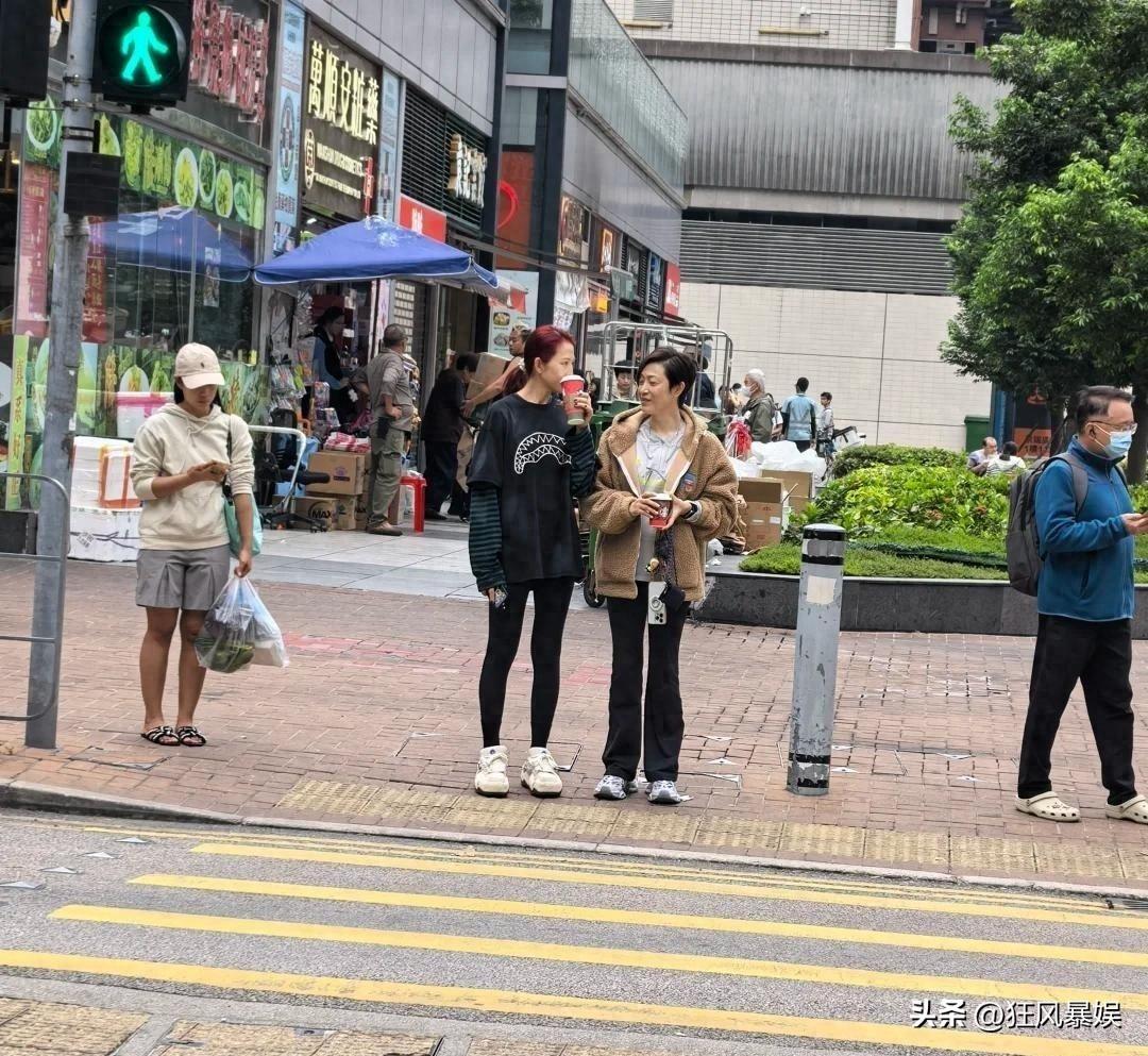 香港街头偶遇蔡少芬陈法蓉：昔日女神，岁月留下了什么？

近日，有网友在香港石门偶