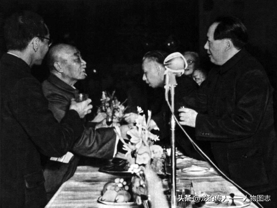 1951年9月30日毛主席在国庆晚宴上与老革命根据地的代表、彭雪枫烈士的父亲彭延